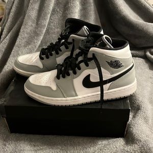 AIR JORDAN 1 MIDS (smoke gray)